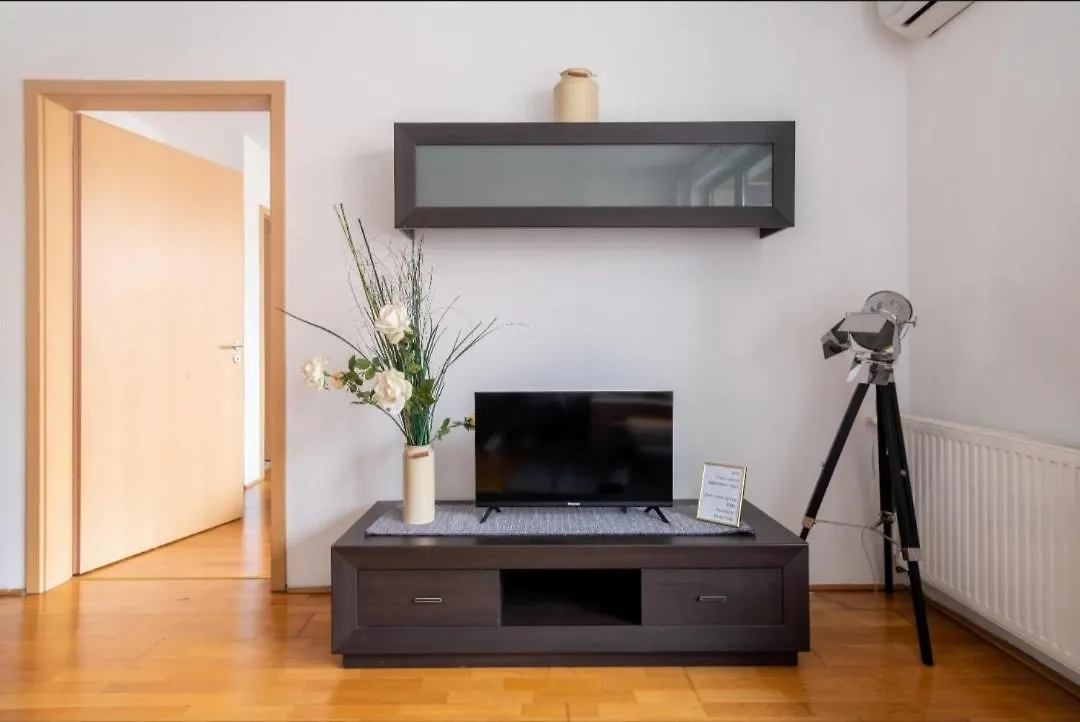 Prime Central Apartment With Balcony Budapest Hungary