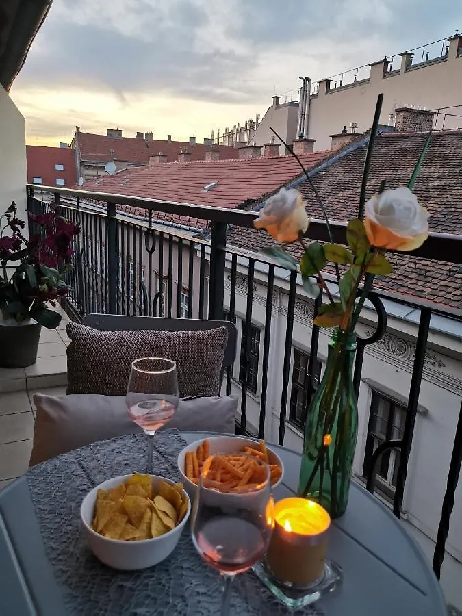 Prime Central Apartment With Balcony Budapest