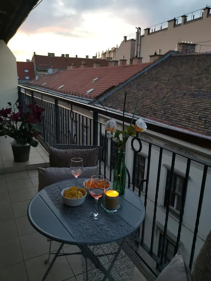 Prime Central Apartment With Balcony Budapest